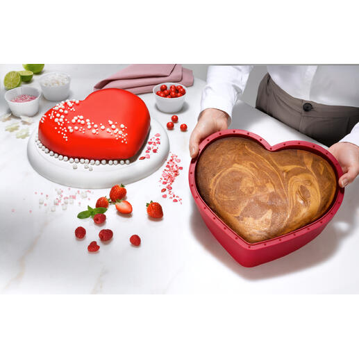 Silikonbackform in Herzform gehalten von einer Person