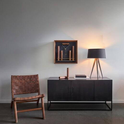 Design-Werkset präsentiert auf einem stilvollen Sideboard mit Dekoration.