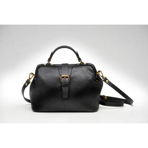 Schwarze Doctor-Bag für Damen mit strukturiertem Leder auf weißem Hintergrund.