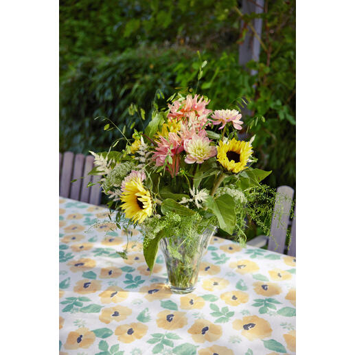 Tisch gedeckt mit Aquarell-Tischdecke und Blumenstrauß.
