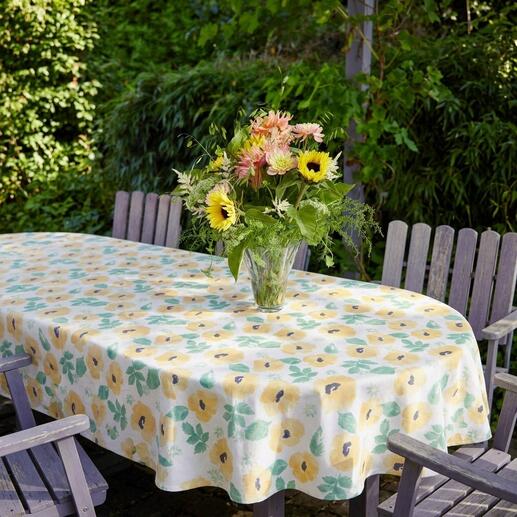 Tisch gedeckt mit Aquarell-Tischdecke und Blumenstrauß.