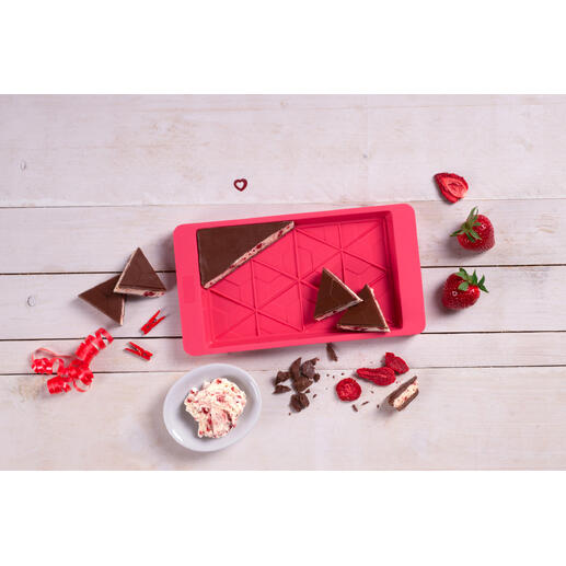 Silikonform in Form von Schokolade mit Herzen und Erdbeeren.