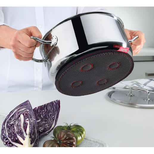 Hand hält einen magnetischen Untersetzer unter einen Kochtopf.