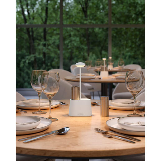 Pfeffer- und Salzlampe in Weiß auf einem Tisch im Freien mit Dekoration.