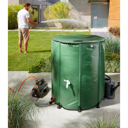 Faltbares Regenfass mit 500 Litern in einem Garten zur Wasseraufbewahrung.