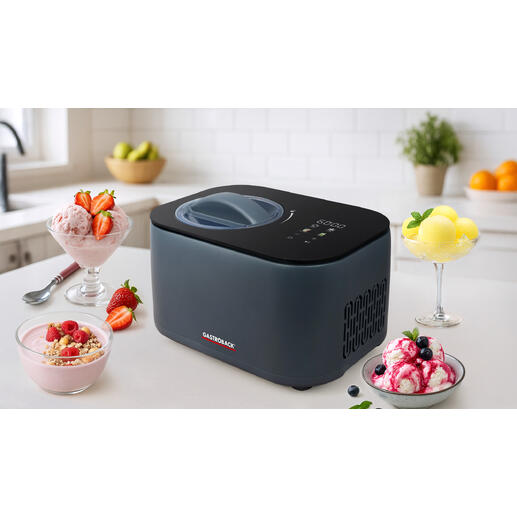 Eisdiele mit verschiedenen Sorten Speiseeis auf einer Arbeitsplatte.