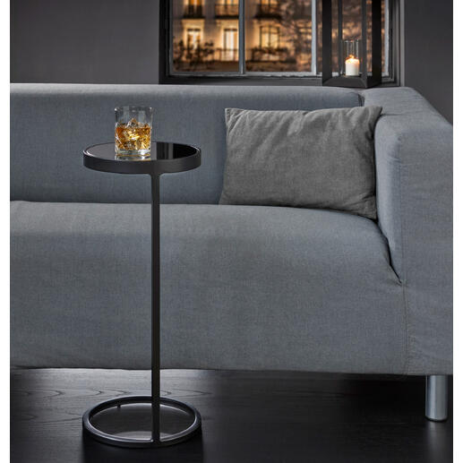 Mini-Beistelltisch mit einem Glas auf dem Tisch.