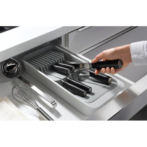 Kompakter Messer-Organizer mit verschiedenen Küchenmessern.