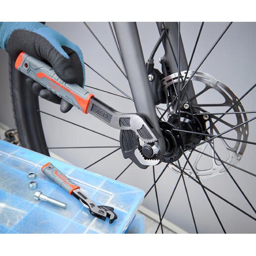 Schnellspann-Schlüssel wird zur Wartung eines Fahrradbremsmechanismus genutzt.