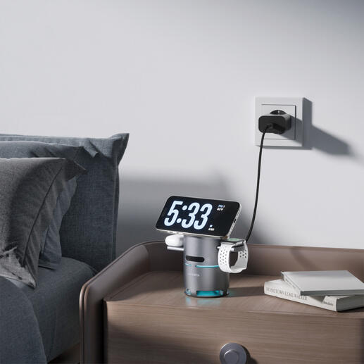 Qi2 Ladegerät mit Smartphone auf einem Nachttisch.
