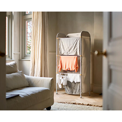 Wäscheständer Paravent mit aufgehängter Kleidung im Raum.