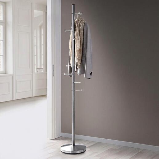 Garderobe aus Metall mit mehreren Haken.