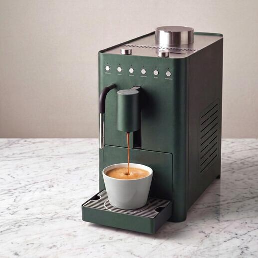 Design-Kaffeevollautomat Chipperfield Edition in Grün, gefüllt mit Kaffee in einer Tasse.