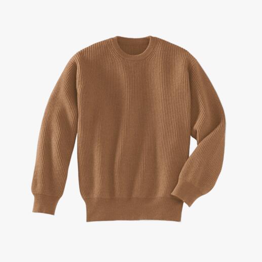 Der Pullover aus reinem Kamelhaar. Jedes Teil des Pullovers wird einzeln fully-fashioned in Form gestrickt, erst anschliessend zusammengekettelt.