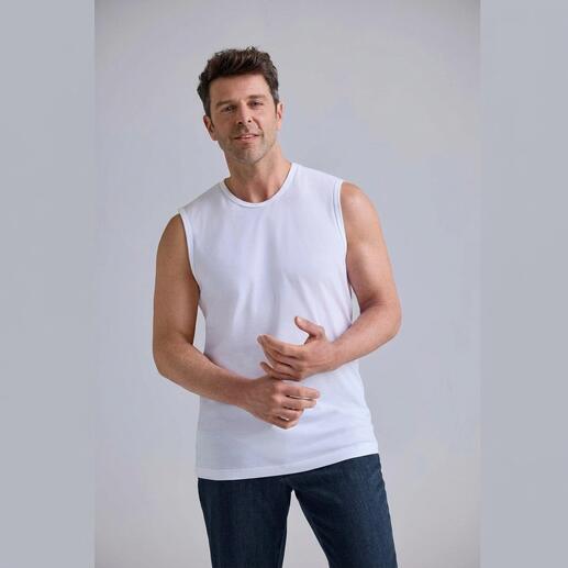 Mann in ärmellosem weißen Shirt mit lässigem Look.