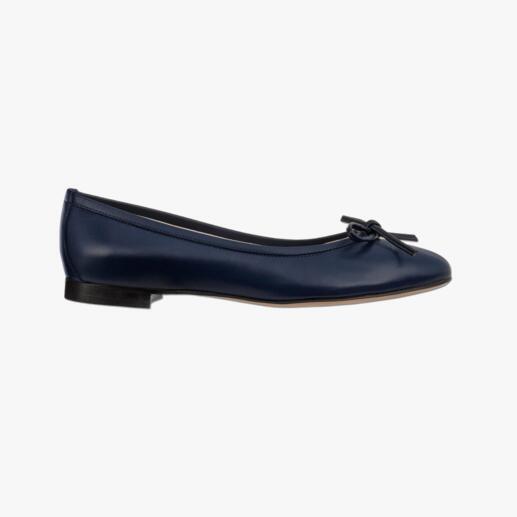 Ballerina in Navy mit Schleife, seitliche Ansicht.