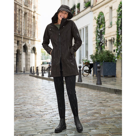 Ilse Jacobsen Softshell-Raincoat Frau in einem schwarzen Imperméable auf einer regnerischen Straße