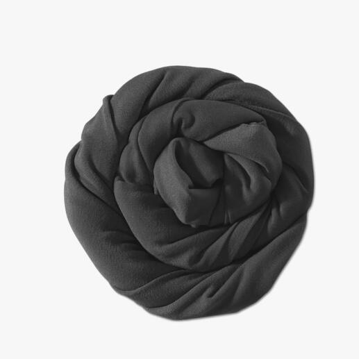 Schwarze Strumpfhose zusammengerollt auf weißem Hintergrund