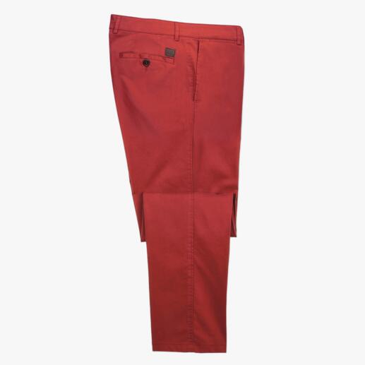 Die Edel-Chino mit einem Schuss Seide. Weich, seidig glänzend und unendlich bequem. Eine stilvollere, komfortablere Chino werden Sie kaum finden. Rote Edel-Chinos, Größe 25, flach liegend.