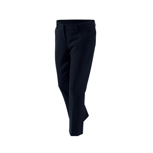 Dieses Basic-Trio wird Ihre Garderobe enorm bereichern. Von NVSCO. Blazer, Hose &  Kleid in zeitgemässem Schnitt, perfekter Passform und aus  kofferfreundlichem Material.