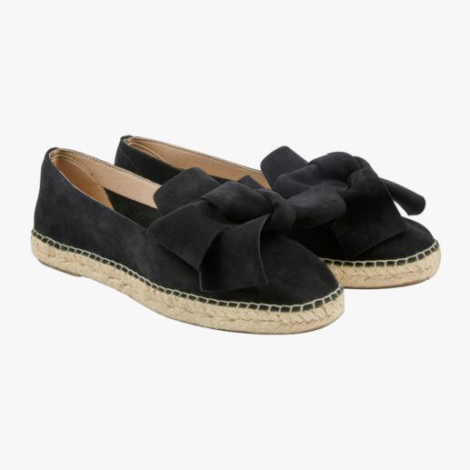 Espadrilles à nœuds Macarena® La chaussure phare de la saison – par un spécialiste avec plus de 40 années de savoir-faire. Par Macarena®. Schwarze Espadrilles mit Schleife, Größe 36, auf einem weißen Hintergrund.