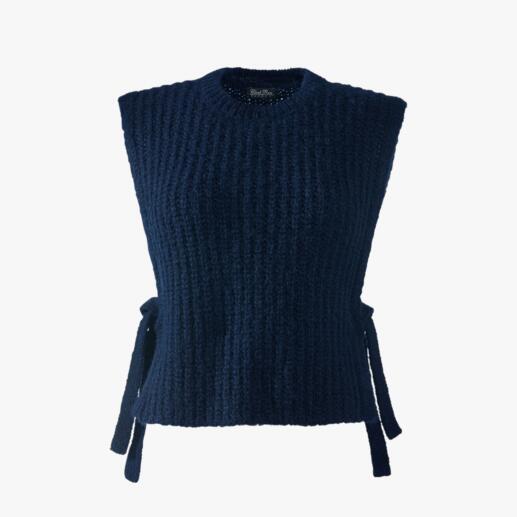 Der Pullunder aus handverlesenem Alpaka-Haar. Von Strick-Spezialist Clark Ross. Aussergewöhnlich feminin. Unglaublich weich. Erfreulich strapazierfähig. Dunkelblauer Alpaka-Pullunder mit gebundenen Seiten.