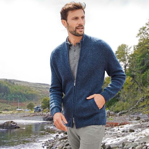 Mann in geblümter Strickjacke betrachtet die Landschaft