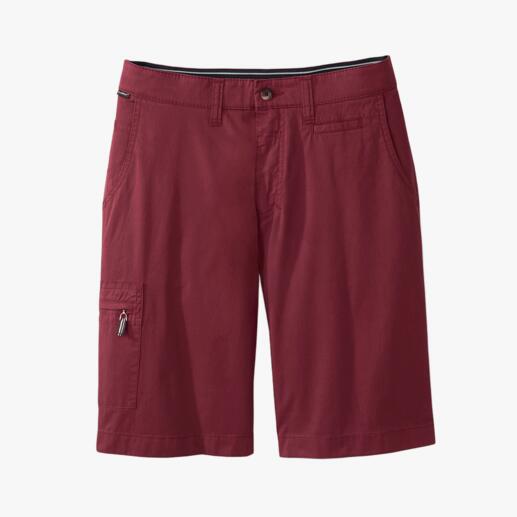 Bermuda Sun Reflect Sensiblement plus frais : le bermuda foncé avec « Sun Reflect ». Ne chauffe pas. Et ne déteint pas. Rote Bermuda-Hose auf einem weißen Hintergrund, vollständig ausgelegt.