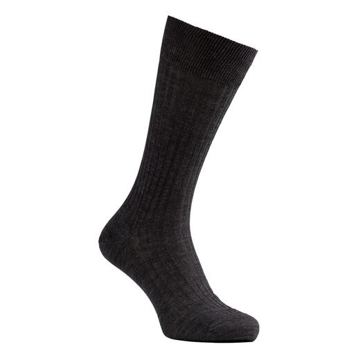Die Ripp-Socken aus superfeiner Merino-Schurwolle - dennoch erstaunlich strapazierfähig und formstabil. Mit dem Know-how des englischen Strumpf-Spezialisten Pantherella.
