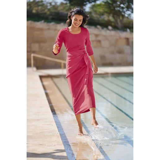 Pink Frau im pinken Kofferkleid am Pool