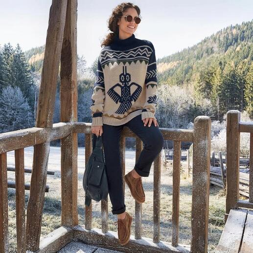 Frau trägt Magic-Jeans mit buntem Pullover in einer herbstlichen Umgebung.