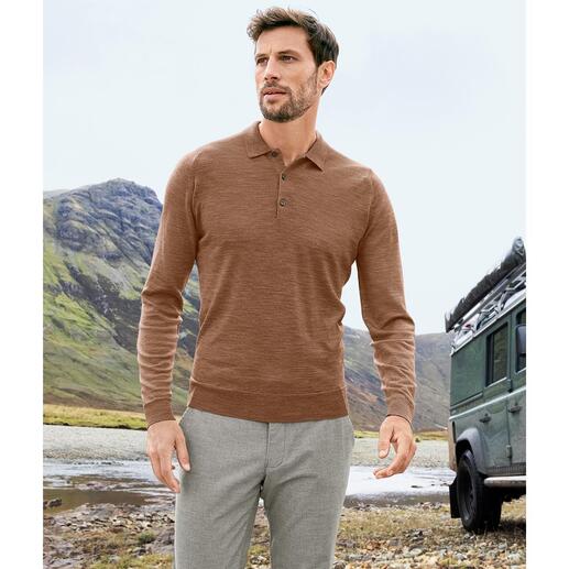 Ginger Mann trägt ein Langarm-Polo von John Smedley in Ginger-Farbe in der Natur.