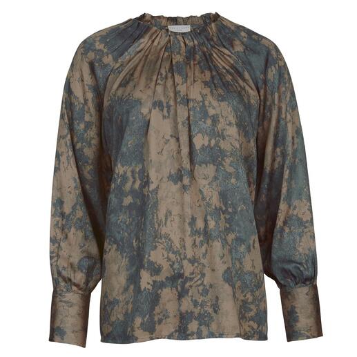 Die edle Batik-Bluse aus seidenzartem Tencel™-Satin.  Batik mal nicht laut und bunt. Dezente Farbkombination. Geschmeidig weich. Farbbeständig und pflegeleicht.