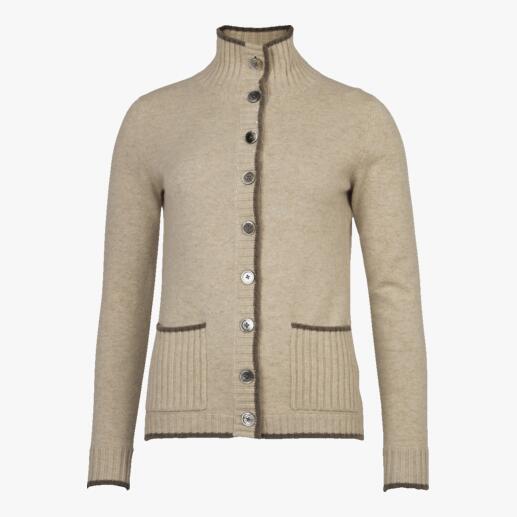 Vorderansicht des Two-Ply Kaschmir-Cardigans mit Knöpfen.