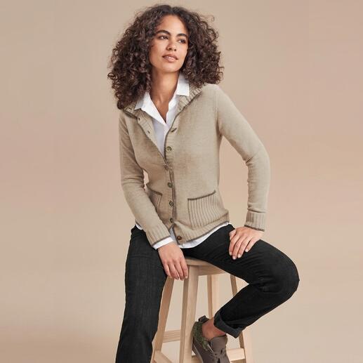 Frau trägt Two-Ply Kaschmir-Cardigan in Beige.