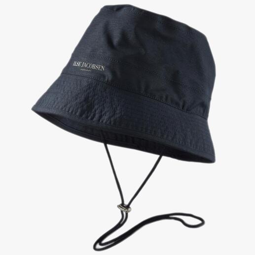 Die Regen-Kurzjacke mit passendem Bucket-Hat: Modisch. Minimalistisch. Und 100 % wetterfest. Cleanes dänisches Design von Ilse Jacobsen, Hornbæk. 