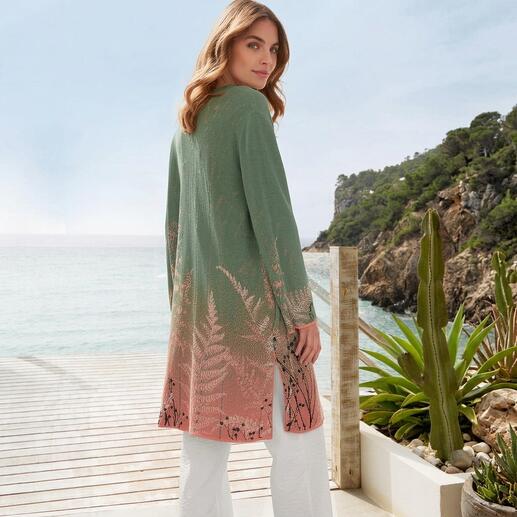 Rückansicht einer Frau in gemusterter Jacke am Strand
