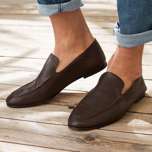 Brauner 2-in-1-Lammnappa-Loafer am Fuß eines Mannes