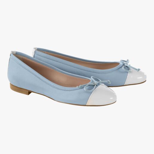 Zwei hellblaue Casanova Ballerinas mit weißen Spitzen und Schleife nebeneinander.