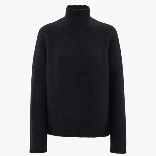 Schwarzer Boxy-Pullover mit hohem Kragen.