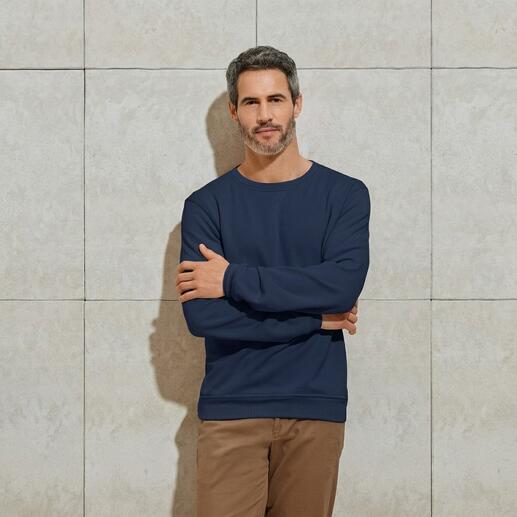 Mann in blauem Kaschmir-Sweatshirt mit verschränkten Armen