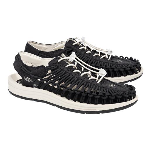 Paar KEEN Outdoor-Sandalen Uneek in Schwarz/Weiß auf weißem Hintergrund.