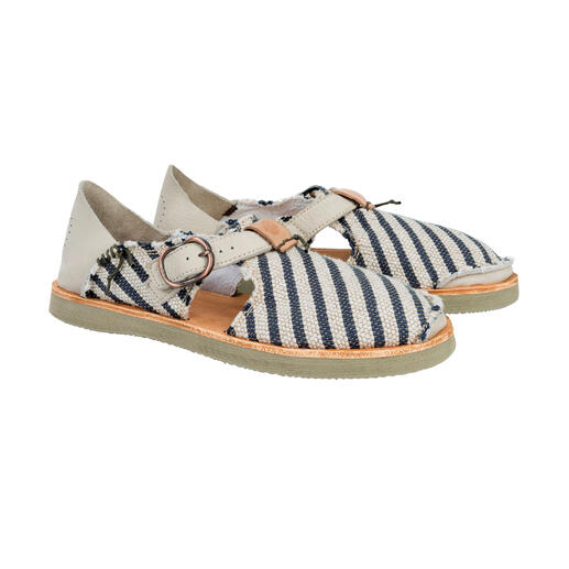 Zwei Satorisan Canvas-Sneaker-Sandalen in Blau-Weiß auf einem Tisch