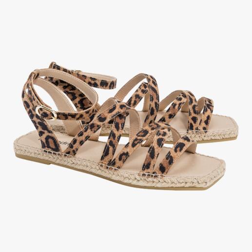 Die stilvolle Sandale mit dicker Jute-Sohle. Made in Spain von Espadrij l’originale. Hoher Laufkomfort auf bequemem Fussbett. Sicherer Halt trotz filigraner Riemchen. Paare von Riemchen-Sandalen im Leopardenmuster auf einem weißen Hintergrund.