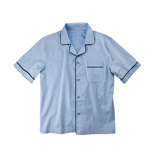 Hellblaues kurzärmliges Pyjama-Hemd mit Brusttasche.