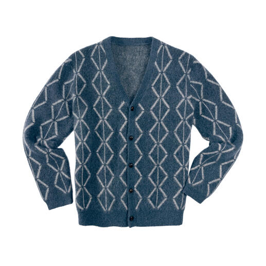 Blauer Brushed-Alpaka-Cardigan mit Rautenmuster auf einem weißen Hintergrund.