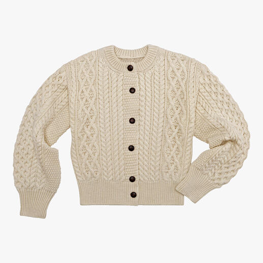 Gestrickter Aran-Cardigan in Wollweiß mit Knöpfen auf einem weißen Hintergrund.