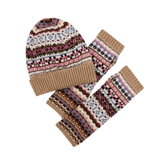 Jacquard-Mütze und Stulpen in verschiedenen Farben auf weißem Hintergrund.