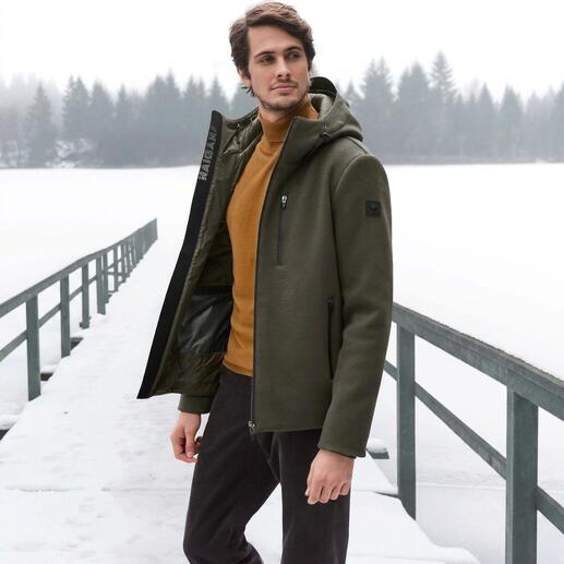 Mann in grüner Woll-Fleecejacke mit orangem Pullover am gefrorenen See.