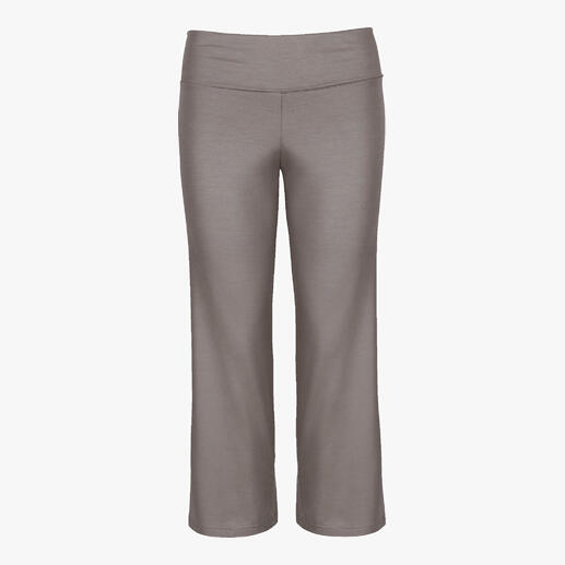 Die 3-teilige Loungewear-Kombi aus feinem, sanft fliessendem Viskose-Jersey: zarter, geschmeidiger und edler. Nachhaltig und umweltschonend im aufwändigen Kaltverfahren hergestellt. Loungewear Hose in Steingrau, gefaltet auf einem weißen Hintergrund.